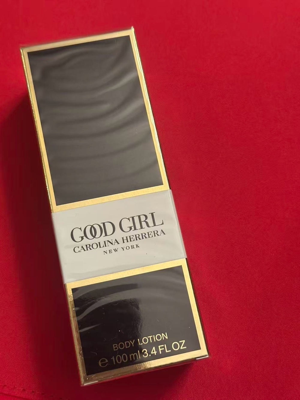 Good Girl by Carolina Herrera Black & Gold Body Lotion - Black & Gold